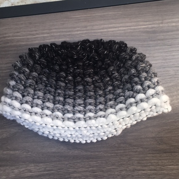 New Hand Crafted Chunky Knit Ombré Scarf and Beanie Cold Weather Gift Set - Picture 6 of 8